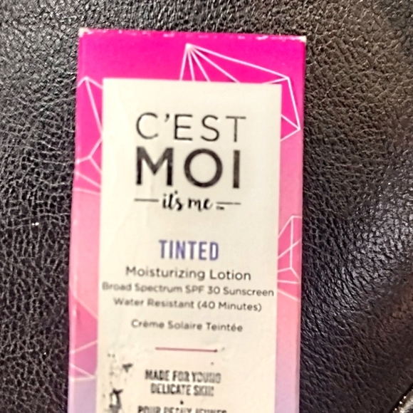 C'EST ΜΟΙ it's meTINTEDMoisturizing - Picture 2 of 7